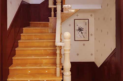 内蒙古中式别墅室内汉白玉石楼梯的定制安装装饰效果